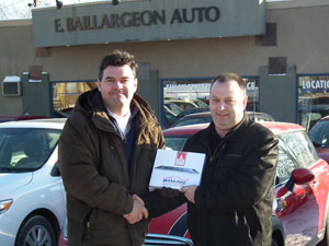 Remise du prix à Eugène Baillargeon Auto par Daniel Paradis de Pièces d'autos Dumont