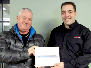 Remise du prix à M. Daniel Vallière de Garage Vallière à St-Odilon par Denis Paquet de Pièces d'autos Fernand Bégin